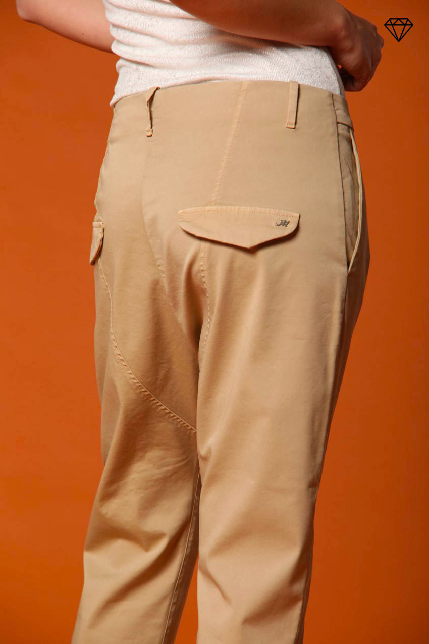Immagine 2 di pantalone chino donna in gabardina modello Malibu Jogger carrot fit 