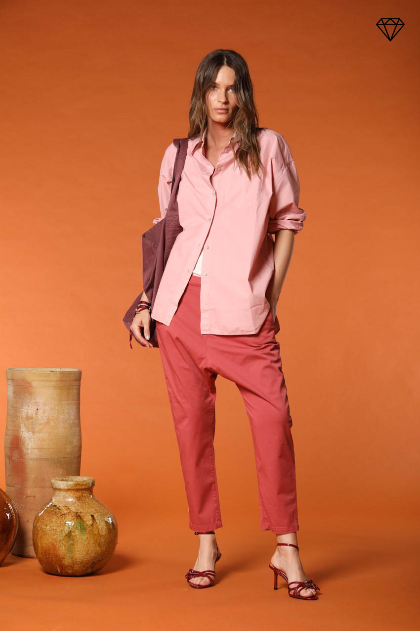 Immagine 5 di pantalone chino donna in gabardina modello Malibu Jogger carrot fit 