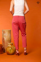 Immagine 4 di pantalone chino donna in gabardina modello Malibu Jogger carrot fit 