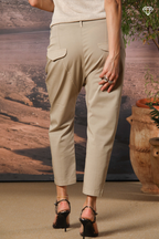 Immagine 5 pantalone chino donna in gabardina modello Malibu Jogger carrot fit 