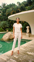Pantalone chino donna New York Carrot Mason's bianco in raso stretch carrot fit in look ambientato su modella SS26