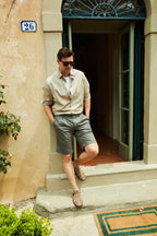 Bermuda chino uomo New York 2 Pinces Mason's grigio scuro in twill stretch regular fit in look ambientato su modello SS26