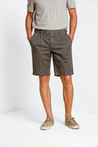 Dettaglio vita bermuda chino uomo New York 2 Pinces Mason's grigio scuro in twill stretch SS26
