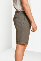 Bermuda chino uomo New York 2 Pinces Mason's grigio scuro in twill stretch regular fit, vista laterale su modello SS26