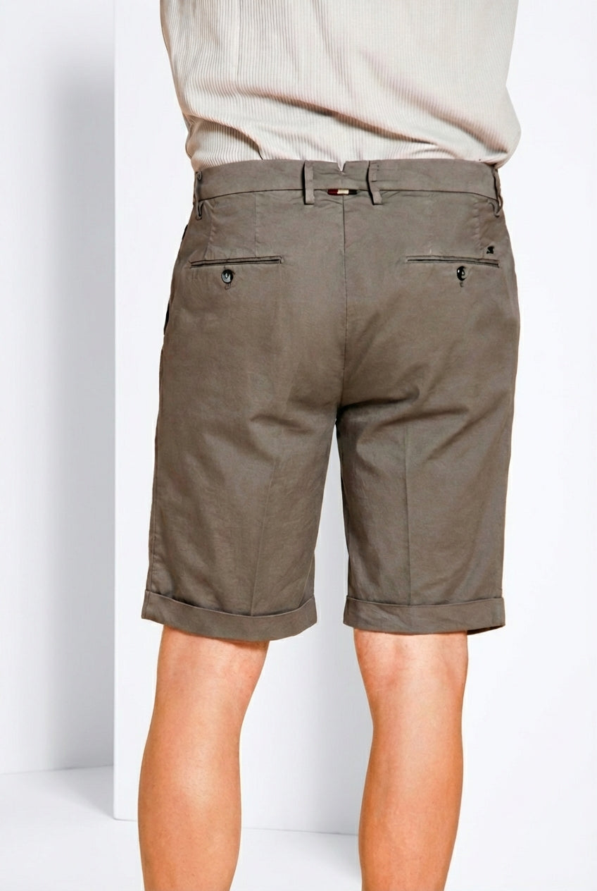 Bermuda chino uomo New York 2 Pinces Mason's grigio scuro in twill stretch regular fit, vista frontale su modello SS26