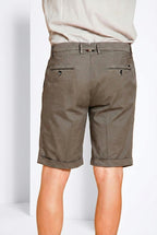 Bermuda chino uomo New York 2 Pinces Mason's grigio scuro in twill stretch regular fit, vista frontale su modello SS26