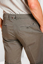 Dettaglio bermuda chino uomo New York 2 Pinces Mason's grigio scuro in twill stretch SS26