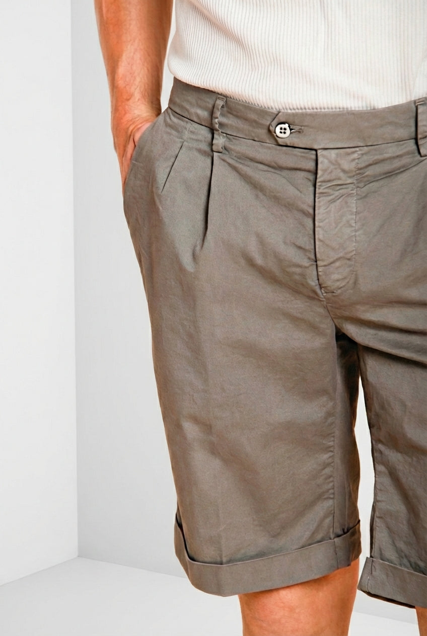 Dettaglio tasca bermuda chino uomo New York 2 Pinces Mason's grigio scuro in twill stretch SS26