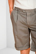 Dettaglio tasca bermuda chino uomo New York 2 Pinces Mason's grigio scuro in twill stretch SS26