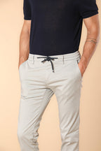 Milano Jogger Travel Herren Chino Jogger aus technischem Satin Travel Stretch Extra Slim