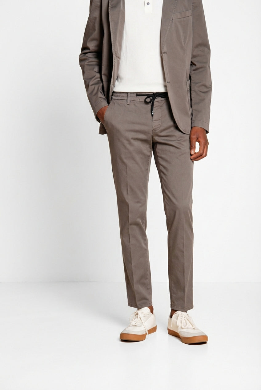 Milano Jogger Travel pantalon chino homme en satin technique travel stretch extra slim fit