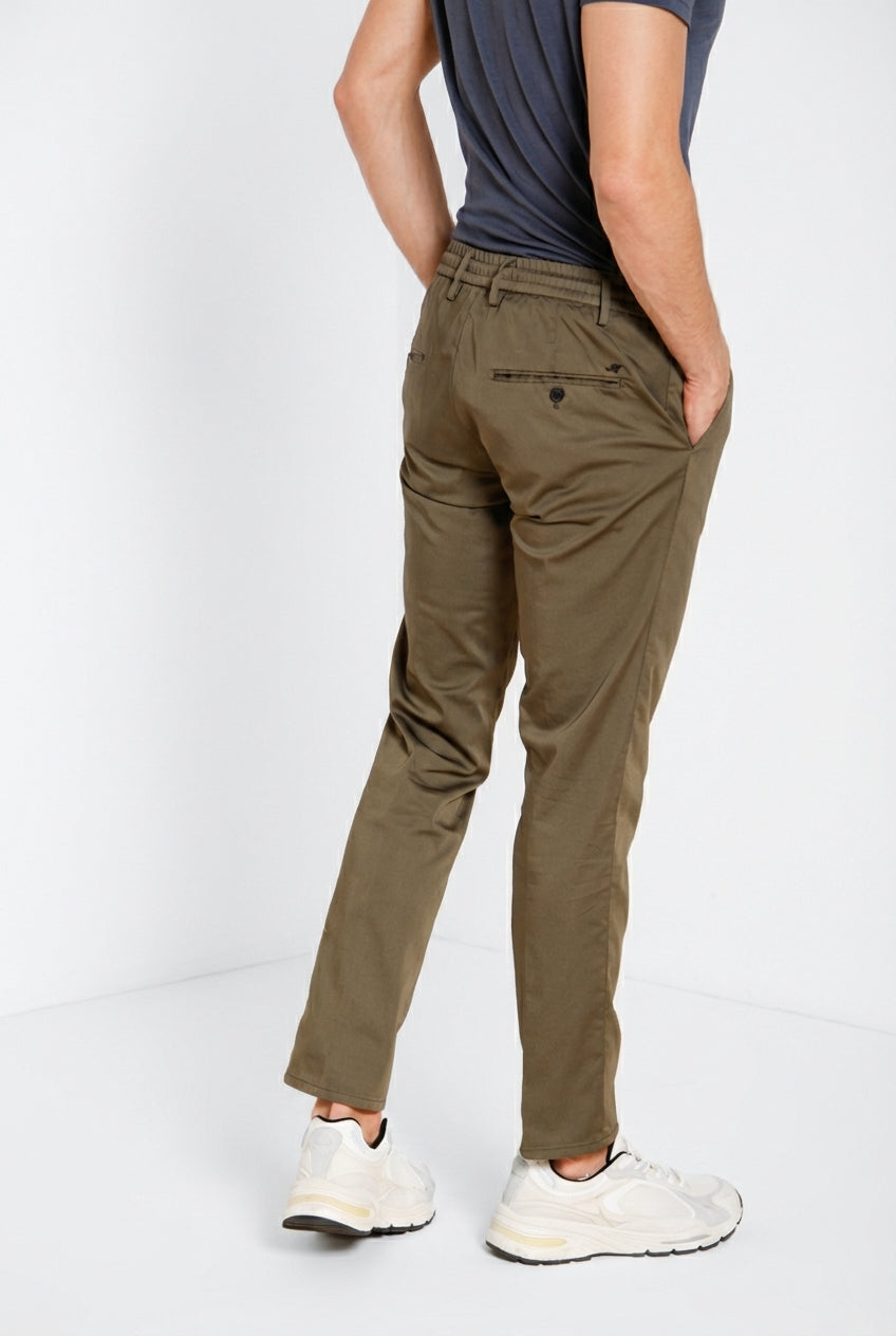 Milano Jogger Travel pantalon chino homme en satin technique travel stretch extra slim fit