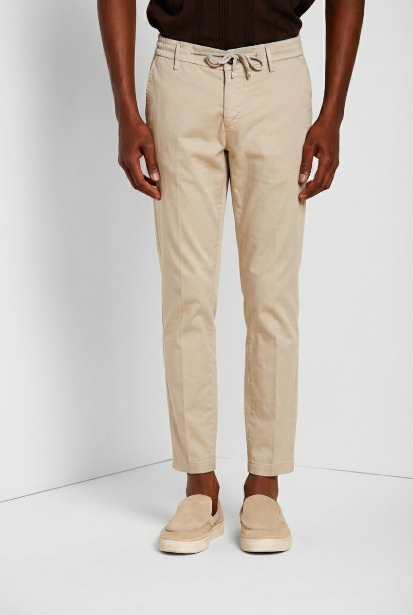 Milano Jogger Travel pantalon chino homme en satin technique travel stretch extra slim fit