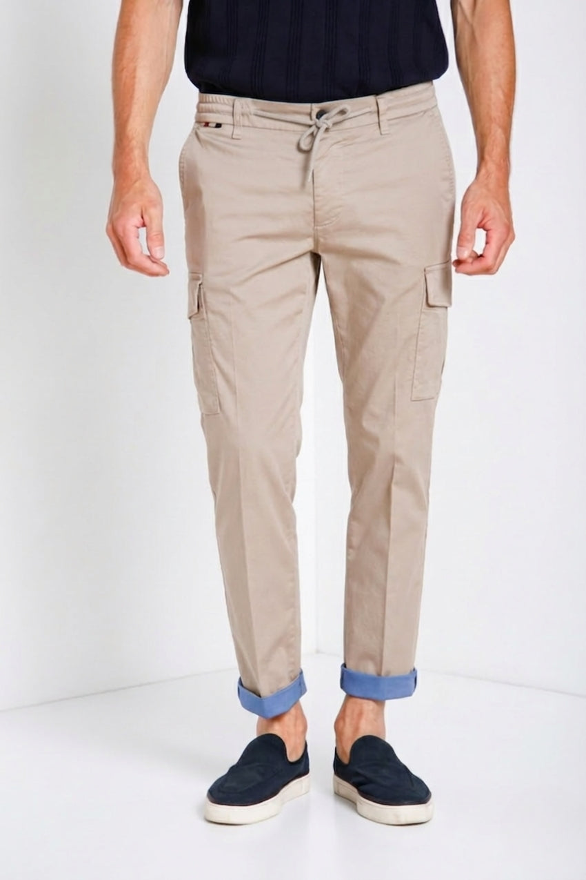 Pantalone cargo uomo Chile Jogger Mason's beige chiaro in raso slim fit, vista frontale su modello SS26