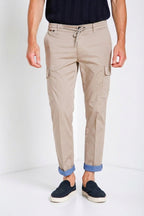 Pantalone cargo uomo Chile Jogger Mason's beige chiaro in raso slim fit, vista frontale su modello SS26