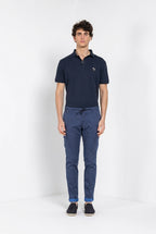 Pantalone cargo uomo Chile Jogger Mason's blu navy in raso slim fit, vista posteriore su modello SS26