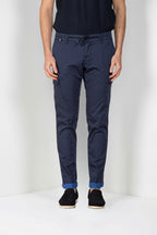 Pantalone cargo uomo Chile Jogger Mason's blu navy in raso slim fit, vista frontale su modello SS26