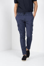 Dettaglio pantalone cargo uomo Chile Jogger Mason's blu navy in raso SS26