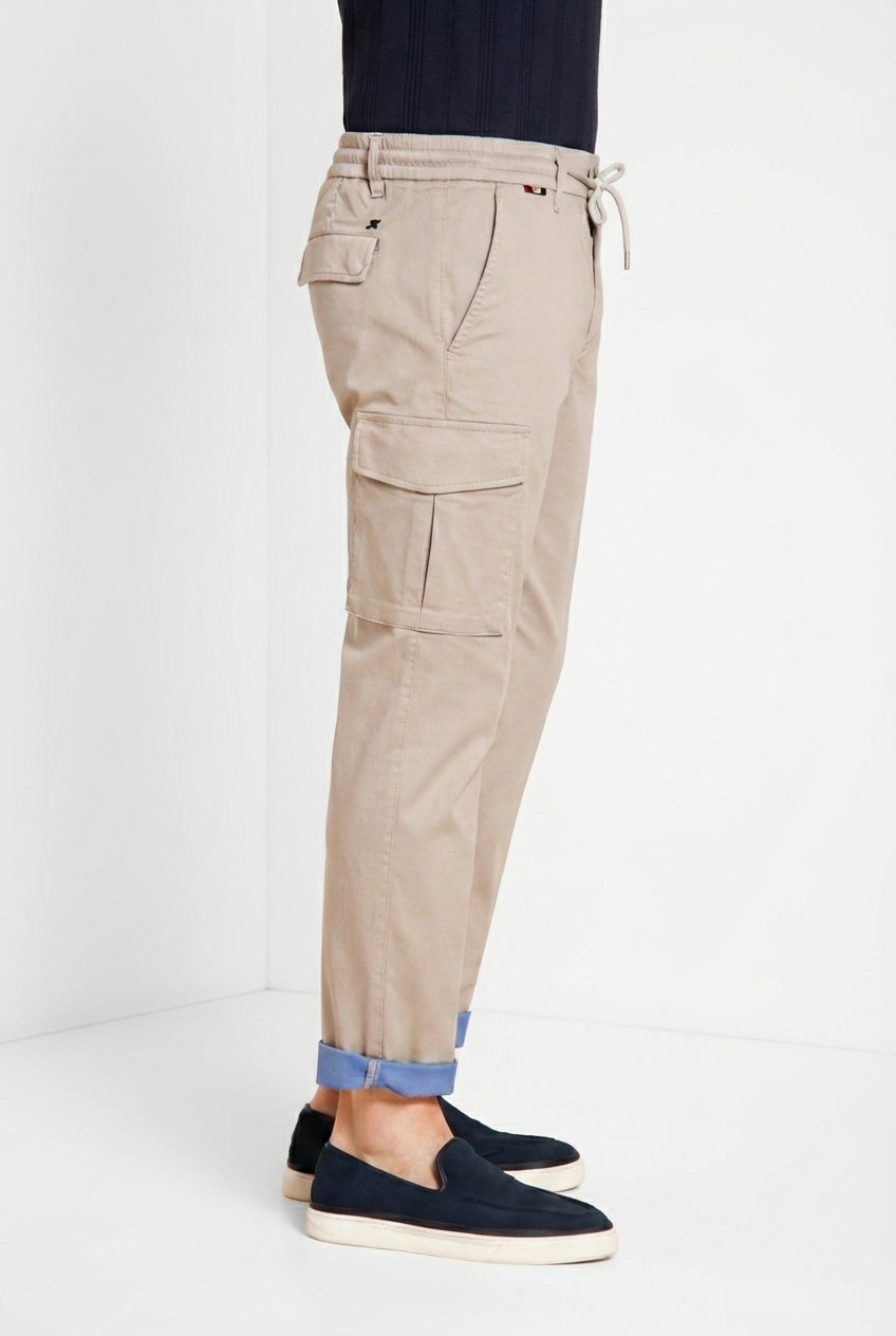 Pantalone cargo uomo Chile Jogger Mason's beige chiaro in raso slim fit, vista laterale su modello SS26