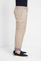 Pantalone cargo uomo Chile Jogger Mason's beige chiaro in raso slim fit, vista laterale su modello SS26