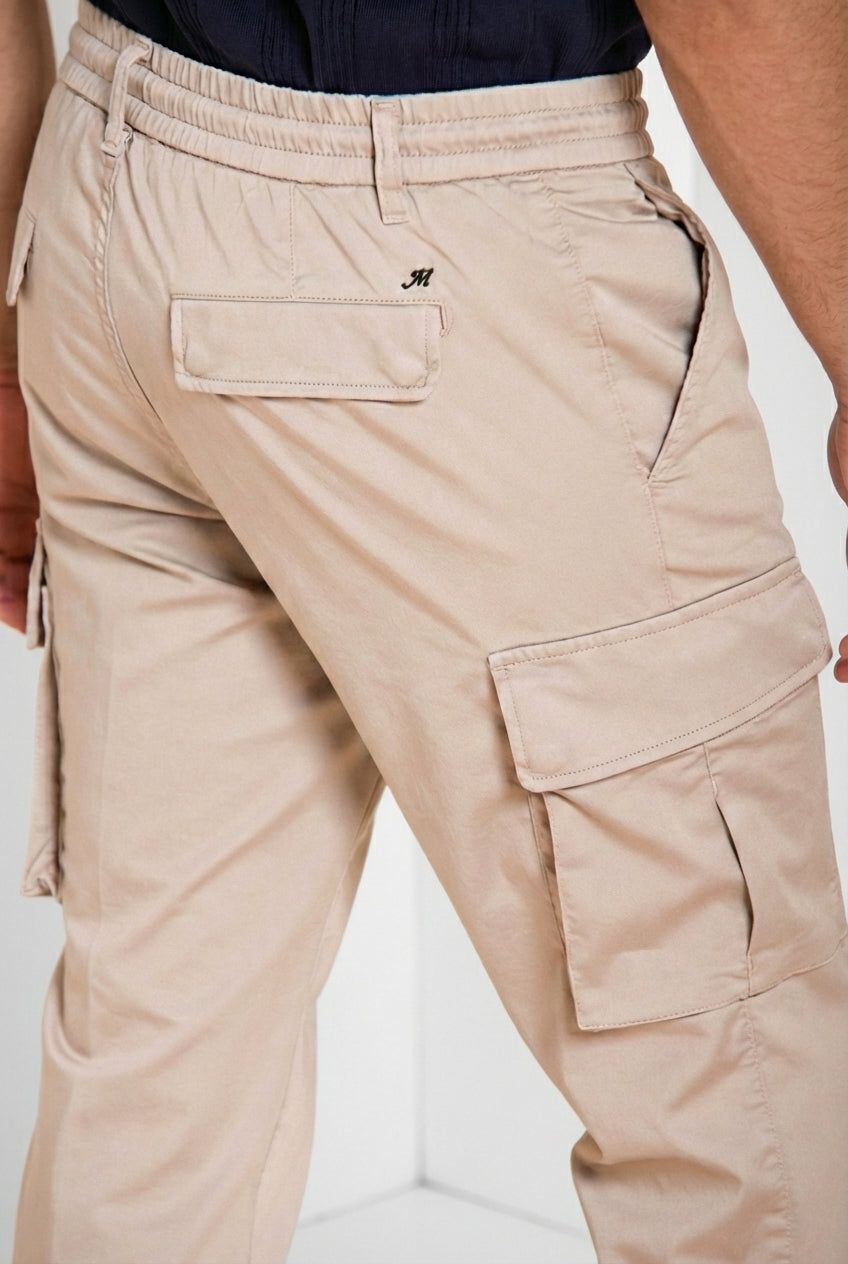 Pantalone cargo uomo Chile Jogger Mason's beige chiaro in raso slim fit, vista posteriore su modello SS26