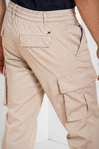 Pantalone cargo uomo Chile Jogger Mason's beige chiaro in raso slim fit, vista posteriore su modello SS26