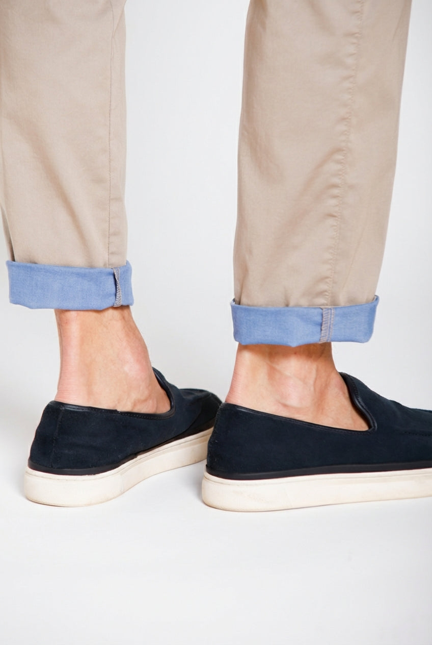 Dettaglio gamba pantalone cargo uomo Chile Jogger Mason's beige chiaro in raso SS26