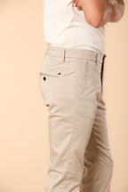 Torino Herren Chino Hose aus technischem Travel-Stretch-Satin Slim Fit
