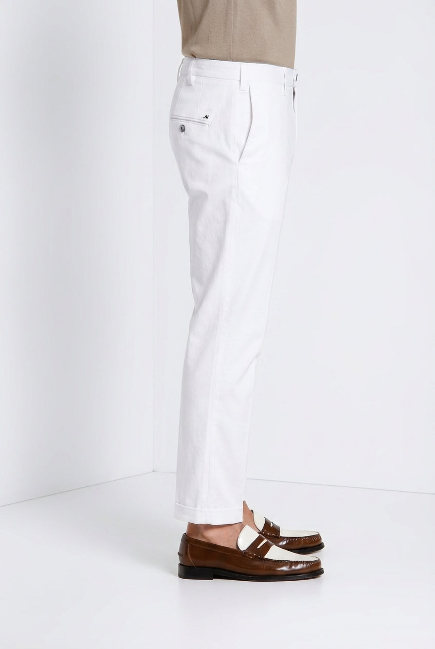 modello indossa pantalone chino uomo bianco Mason's New York regular fit SS26