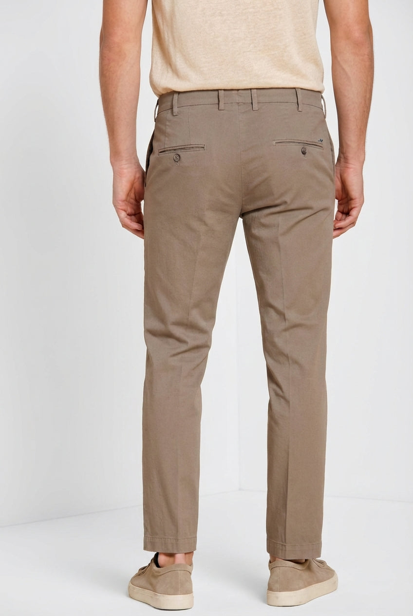 Pantalone chino uomo New York Mason's tortora in gabardina stretch regular fit, vista posteriore su modello SS26