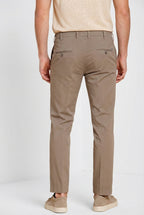 Pantalone chino uomo New York Mason's tortora in gabardina stretch regular fit, vista posteriore su modello SS26
