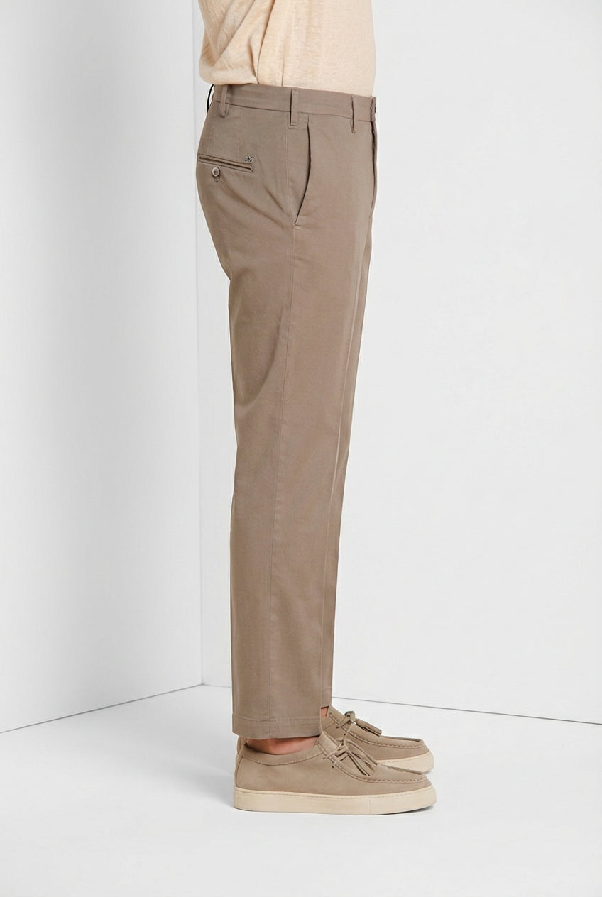 Pantalone chino uomo New York Mason's tortora in gabardina stretch regular fit, vista laterale su modello SS26