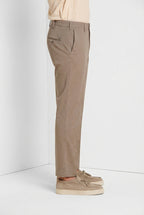Pantalone chino uomo New York Mason's tortora in gabardina stretch regular fit, vista laterale su modello SS26