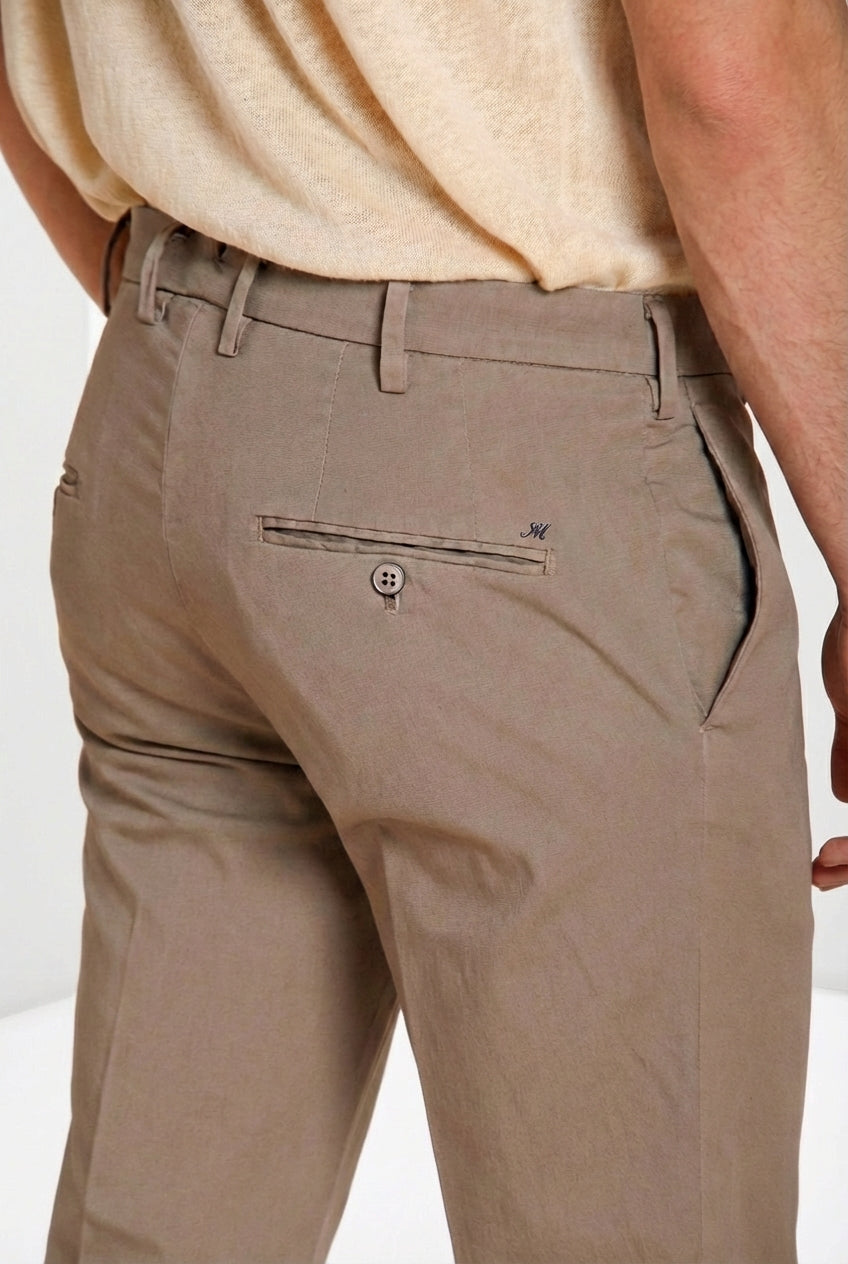 Dettaglio tasca pantalone chino uomo New York Mason's tortora in gabardina stretch SS26