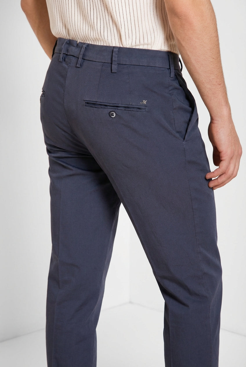 Pantalone chino uomo New York Mason's carta da zucchero in gabardina stretch regular fit, vista posteriore su modello SS26