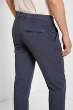 Pantalone chino uomo New York Mason's carta da zucchero in gabardina stretch regular fit, vista posteriore su modello SS26