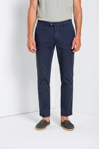 Pantalone chino uomo New York Mason's blu navy in gabardina stretch regular fit, vista frontale su modello SS26
