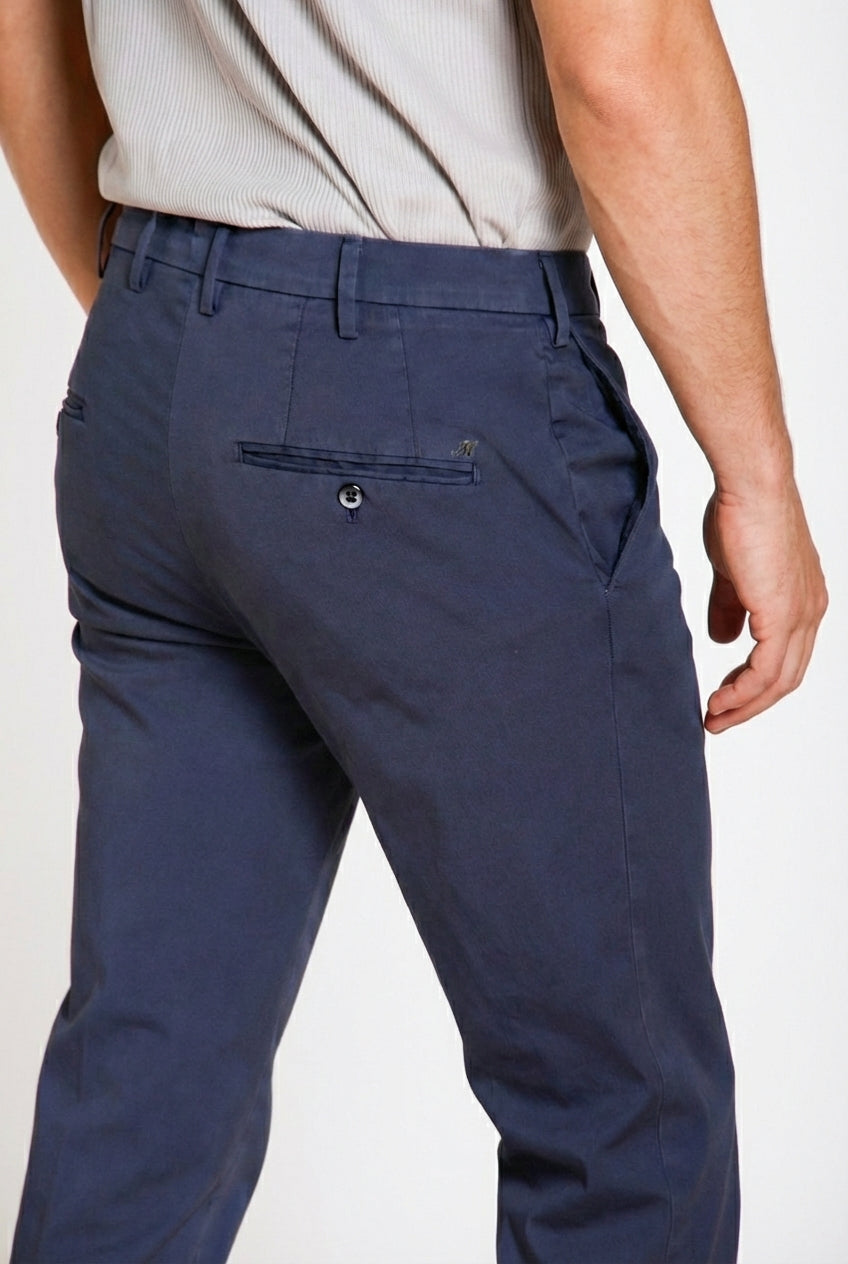 Dettaglio vita pantalone chino uomo New York Mason's blu navy in gabardina stretch SS26