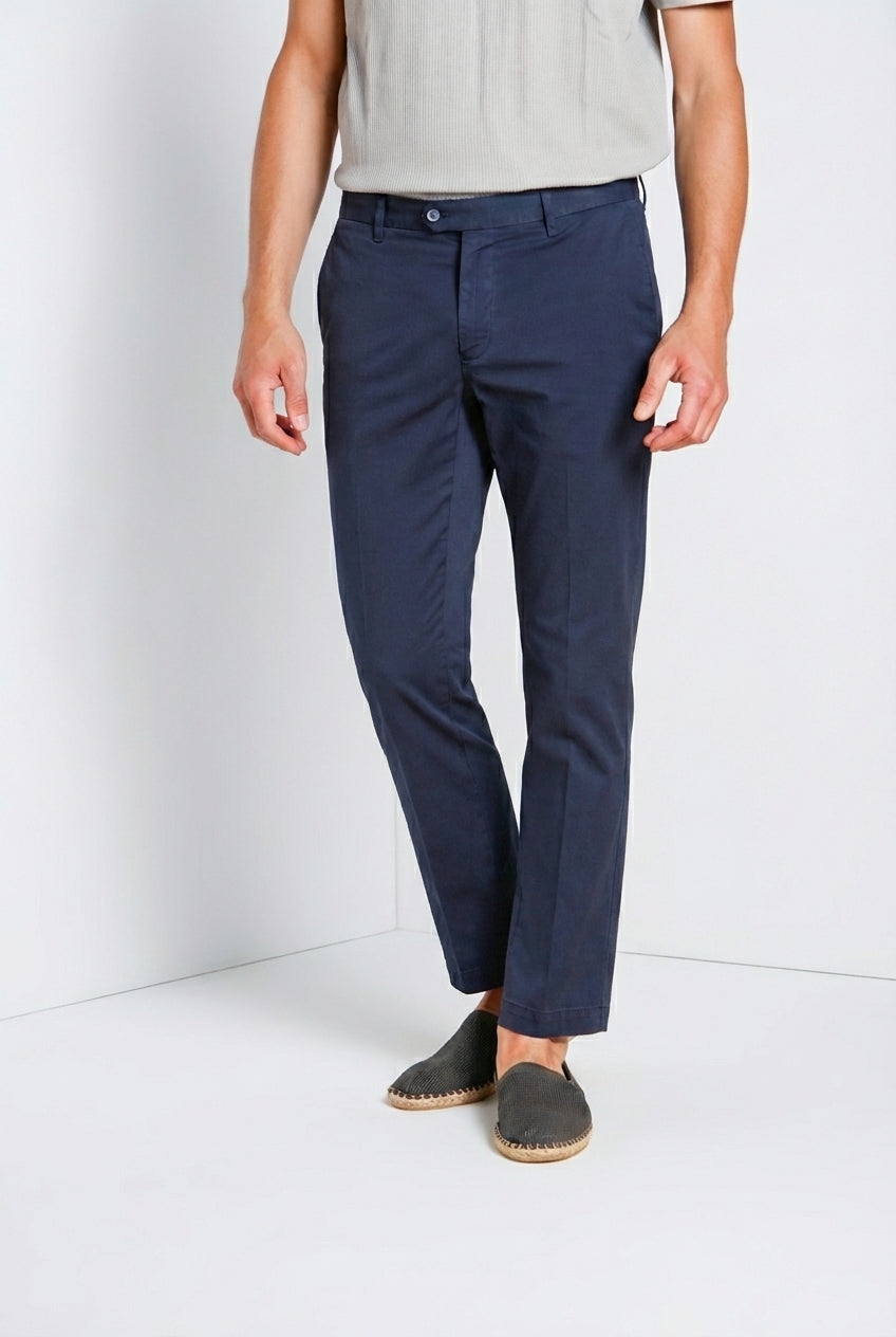 Pantalone chino uomo New York Mason's blu navy in gabardina stretch regular fit, vista laterale su modello SS26