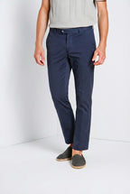 Pantalone chino uomo New York Mason's blu navy in gabardina stretch regular fit, vista laterale su modello SS26