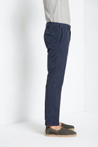 Dettaglio gamba pantalone chino uomo New York Mason's blu navy in gabardina stretch SS26