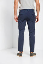 Pantalone chino uomo New York Mason's blu navy in gabardina stretch regular fit, vista posteriore su modello SS26