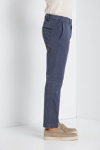 Pantalone chino uomo New York Mason's carta da zucchero in gabardina stretch regular fit, vista laterale su modello SS26