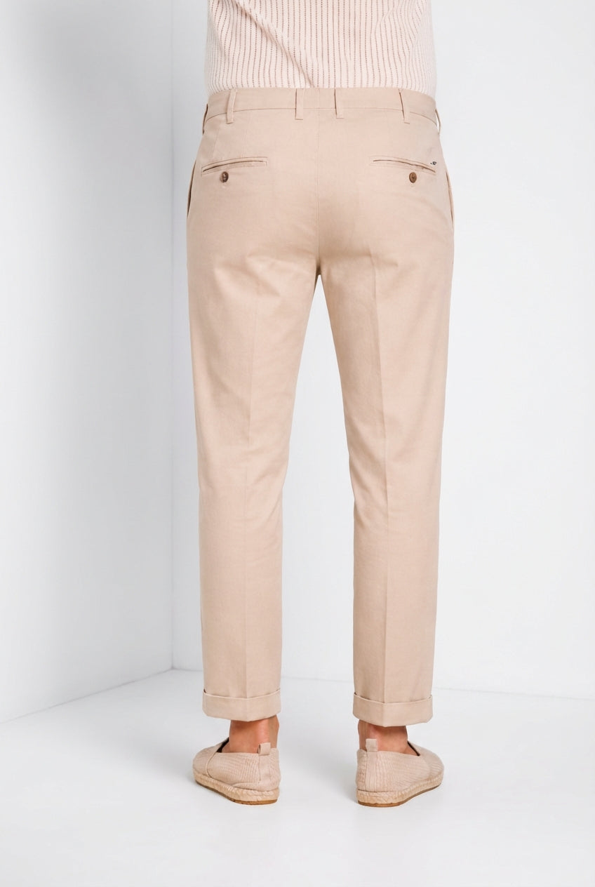 Pantalone chino uomo New York Mason's sabbia in gabardina stretch regular fit, vista laterale su modello SS26