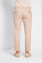 Pantalone chino uomo New York Mason's sabbia in gabardina stretch regular fit, vista laterale su modello SS26