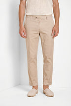 Pantalone chino uomo New York Mason's sabbia in gabardina stretch regular fit, vista frontale su modello SS26