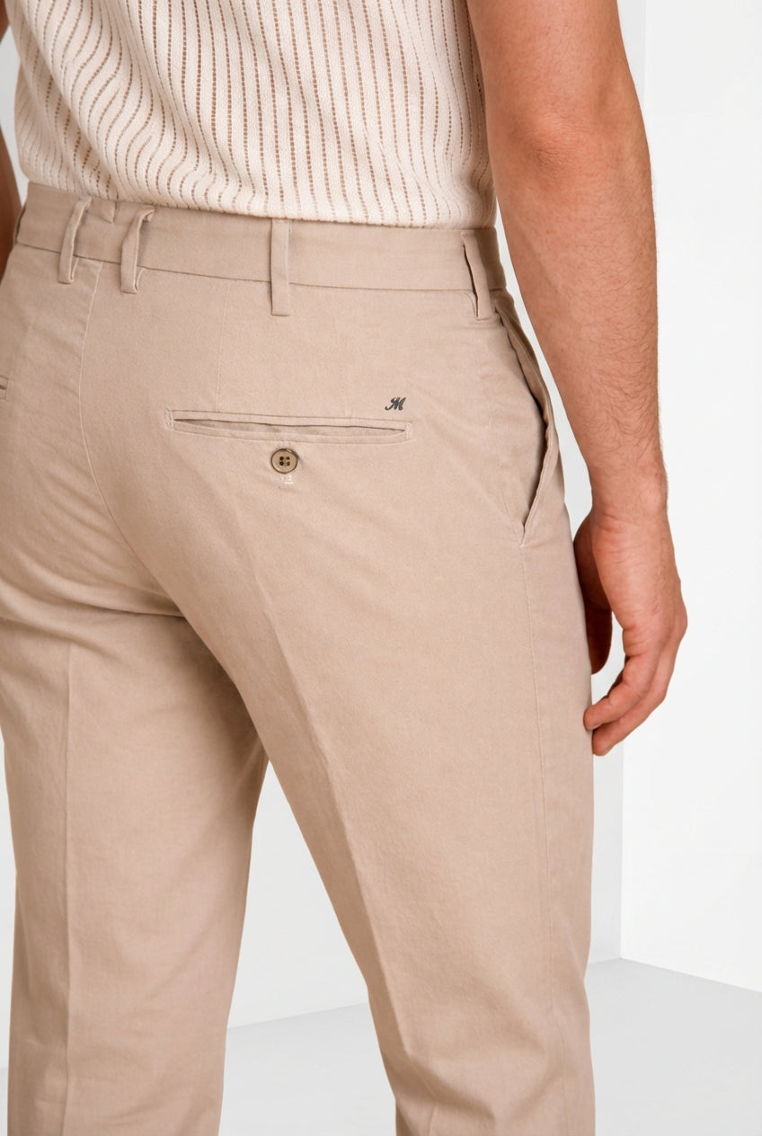 Pantalone chino uomo New York Mason's sabbia in gabardina stretch regular fit, vista posteriore su modello SS26