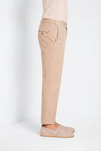 Dettaglio gamba pantalone chino uomo New York Mason's sabbia in gabardina stretch SS26