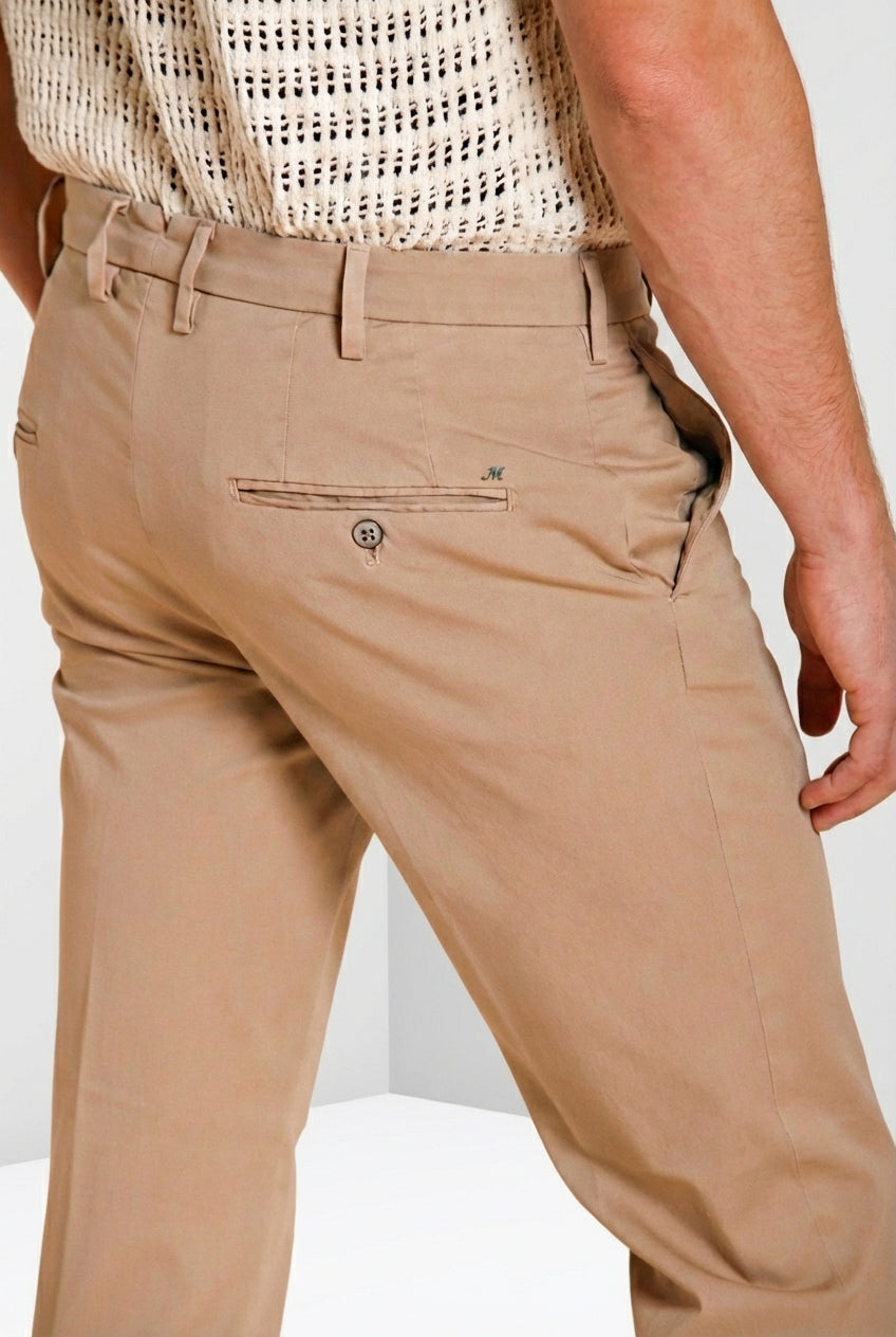 Pantalone chino uomo New York Mason's beige medio in gabardina stretch regular fit, vista posteriore su modello SS26