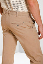 Pantalone chino uomo New York Mason's beige medio in gabardina stretch regular fit, vista posteriore su modello SS26